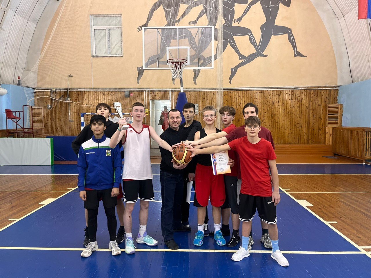 В Первенстве по баскетболу среди юношей города Радужный наша команда заняла 3 место!.
