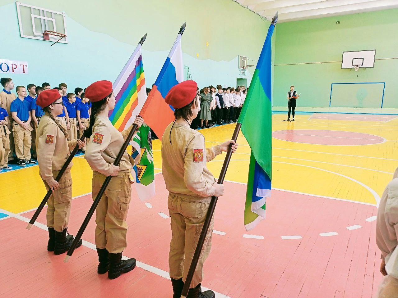 Торжественная линейка, посвящённая выносу Государственного флага РФ.